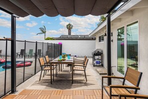 Outdoor dining - Luxurious 5-Bedroom Villa with Pool near Disney - Beautiful Family Retreat (Anaheim)