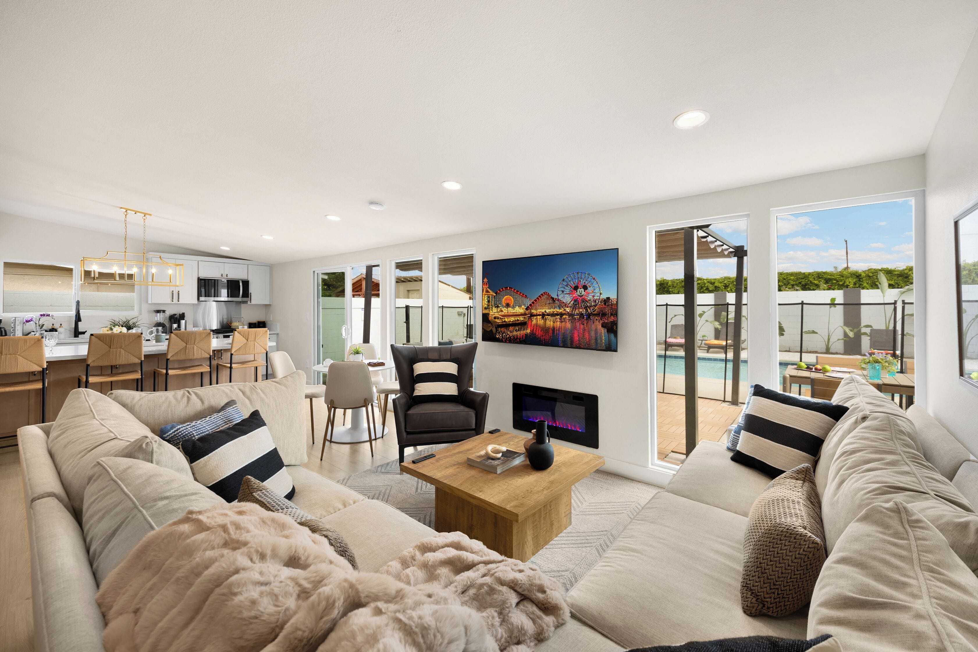 Smart TV, fireplace