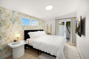 5 bedrooms, iron/ironing board, travel cot, free WiFi - Luxurious 5-Bedroom Villa with Pool near Disney - Beautiful Family Retreat (Anaheim)