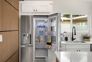 Paper towels - Luxurious 5-Bedroom Villa with Pool near Disney - Beautiful Family Retreat (Anaheim)