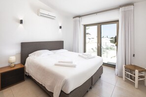 3 bedrooms, in-room safe, iron/ironing board, travel cot