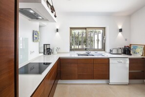 Kjøleskap, mikrobølgeovn, ovn og oppvaskmaskin