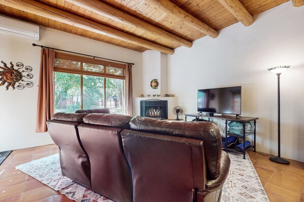 TV - Cozy home w/ patio & large yard, internet, W/D - Ski area nearby - dogs OK (Taos)