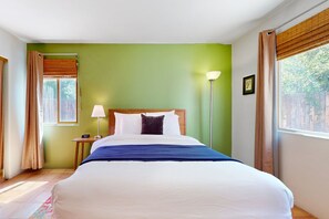 2 bedrooms, internet, bed sheets - Cozy home w/ patio & large yard, internet, W/D - Ski area nearby - dogs OK (Taos)