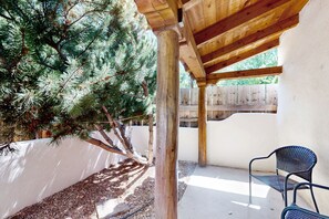 Terrace/patio - Cozy home w/ patio & large yard, internet, W/D - Ski area nearby - dogs OK (Taos)