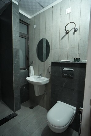 Klassiek appartement, balkon, uitzicht op de stad | Badkamer | Gratis toiletartikelen, handdoeken, zeep, shampoo