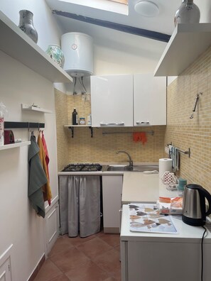 Fridge, stovetop, coffee/tea maker, electric kettle