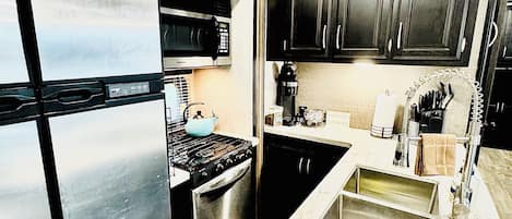 Refrigerador, microondas, horno y parrilla de estufa