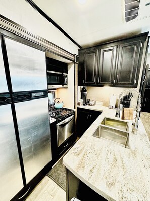 冷蔵庫、電子レンジ、オーブン、コンロ