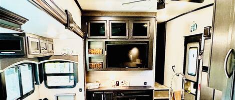 Télévision, cheminée, chaîne hi-fi