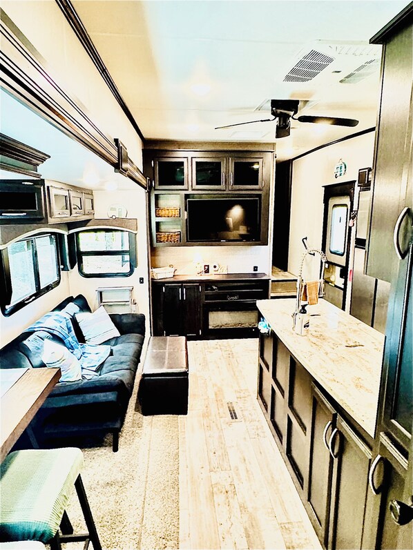 テレビ、暖炉、ステレオ