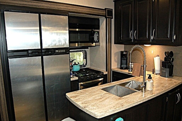 Geladeira, micro-ondas, fogão, cooktop