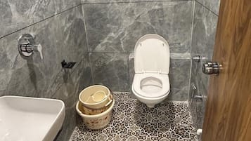 Ducha, pantuflas, toallas