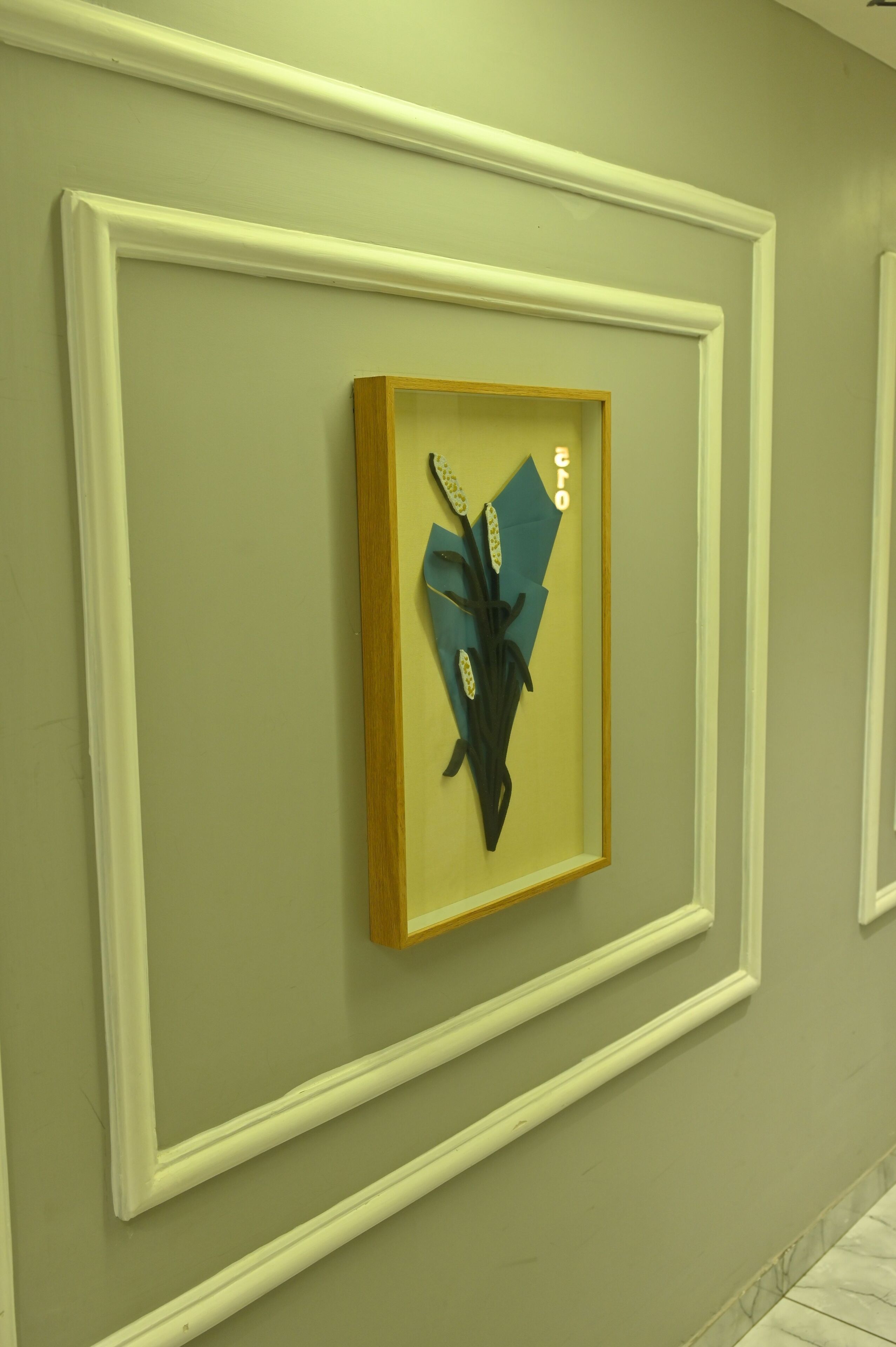 Ein gerahmtes Kunstwerk an einer Wand mit schlichtem, klaren Design.