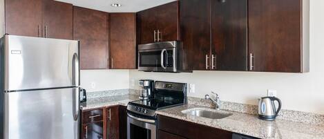 ثلاجة، ميكروويف، فرن، موقد طهي مسطح