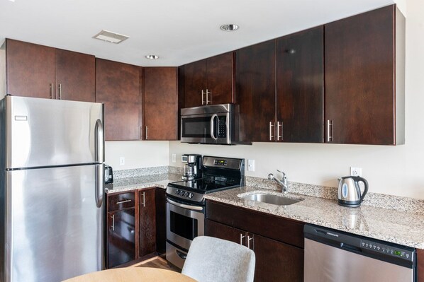 Een koelkast, een microgolfoven, een oven, een kookplaat