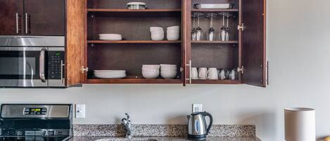 Kühlschrank, Mikrowelle, Ofen, Herdplatte