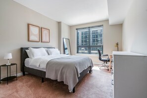 1 dormitorio, tabla de planchar con plancha, wifi y ropa de cama