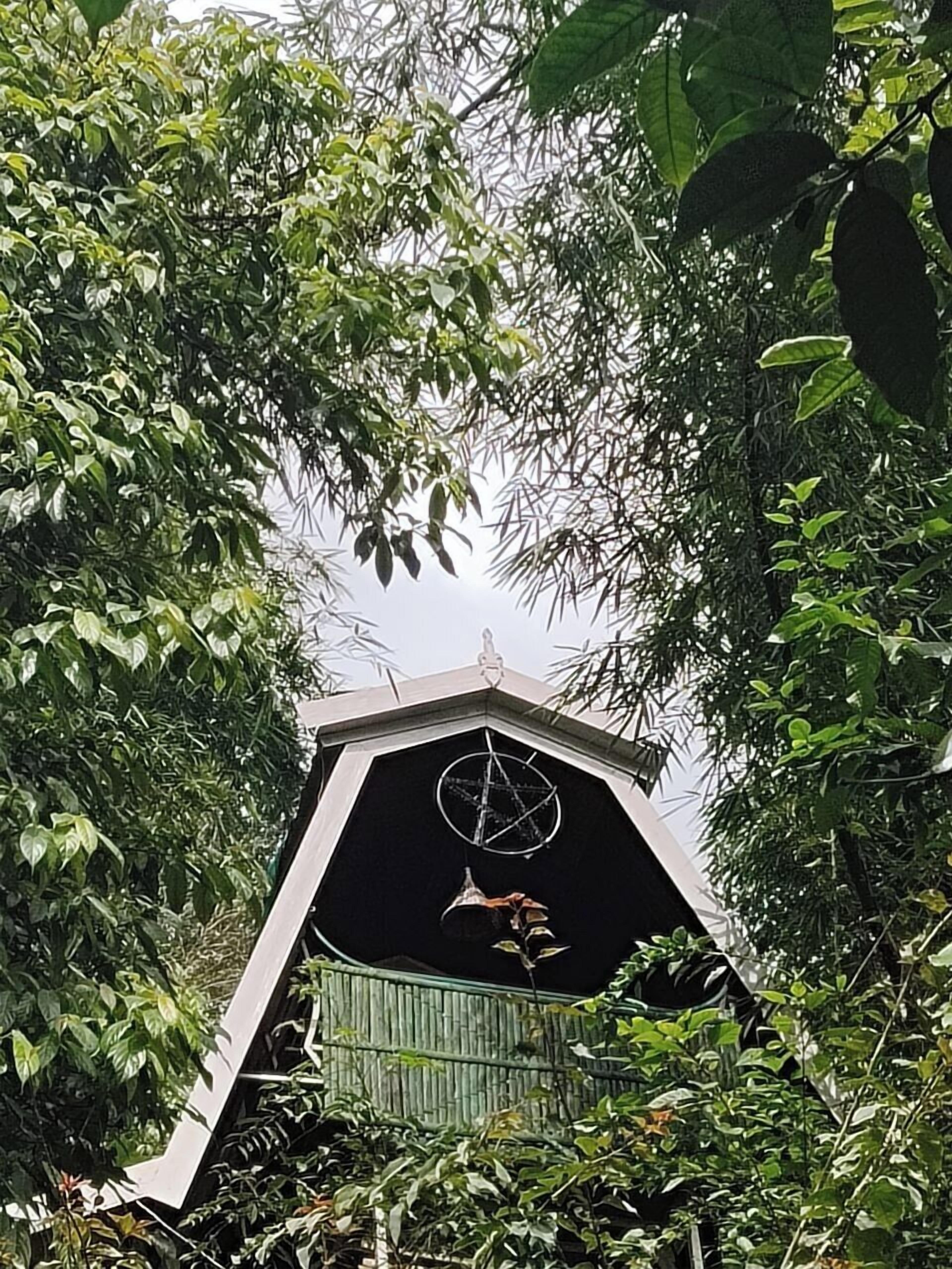 Voorkant accommodatie - avond/nacht