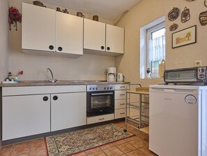 Kjøleskap, ovn, kokeplater og kaffetrakter/tekoker