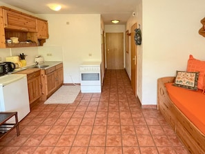 Fridge, oven, stovetop, coffee/tea maker