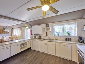 Microwave, oven, dishwasher, coffee/tea maker