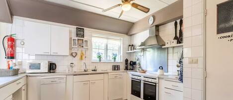 Microwave, oven, dishwasher, coffee/tea maker