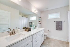 Shower, hair dryer, towels, shampoo - 10BR East Austin Combo | Private Pool & Game Rooms (Austin)