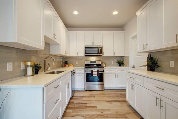 冰箱、微波炉、烤箱、炉灶