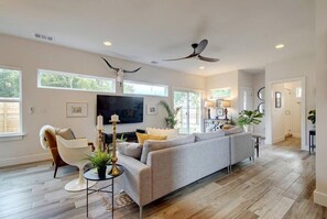 TV, offices - Expansive Luxury Escape |  Private Pool (Austin)