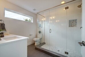 Douche, sèche-cheveux, serviettes fournies, shampoing