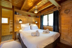 3 bedrooms, desk, travel cot, free WiFi