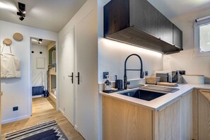 Réfrigérateur, micro-ondes, four, plaque de cuisson