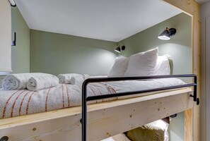 1 Schlafzimmer, Reisekinderbett, kostenloses WLAN, Bettwäsche