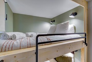 1 chambre, lit parapluie, Wi-Fi gratuit, draps fournis