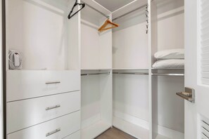 Interior - Cozy 2 bedroom, Free Parking and High Speed Wifi (Hollywood)