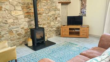 Een televisie en een open haard