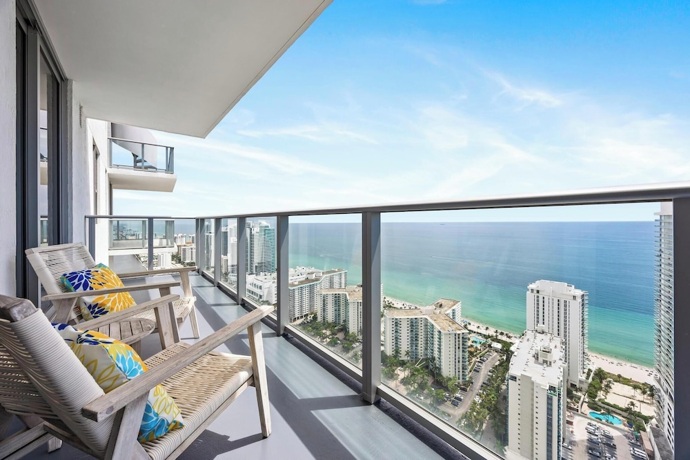 Snapshot of Interior Balcony Condo In Waterfront Neighborhood