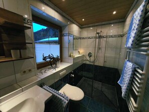 Shower, hair dryer, towels - Spinnerwinkl vacation apartment, 40 sqm with balcony (Schönau am Königssee)