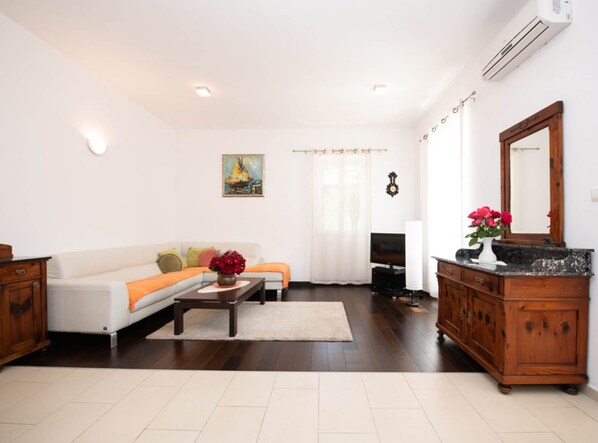Apartment | Living area - Elegant Lovran Apartment With Sea View - Two Bedroom Apartment With Sea View (Lovran)