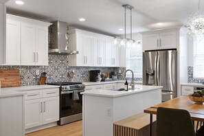 Fridge, microwave, oven, stovetop - ★ HostWise Stays ★ Entertainment Haven,  Hot Tub & Family-Friendly (Pittsburgh)