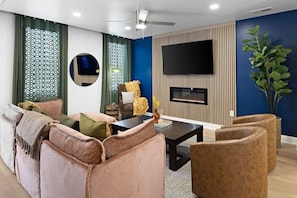 TV connectée, cheminée, chaîne hi-fi