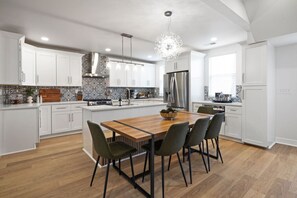 Fridge, microwave, oven, stovetop - ★ HostWise Stays ★ Entertainment Haven,  Hot Tub & Family-Friendly (Pittsburgh)