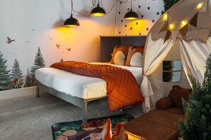 5 bedrooms, desk, iron/ironing board, travel cot