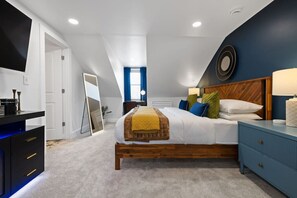 5 habitaciones, escritorio y tabla de planchar con plancha