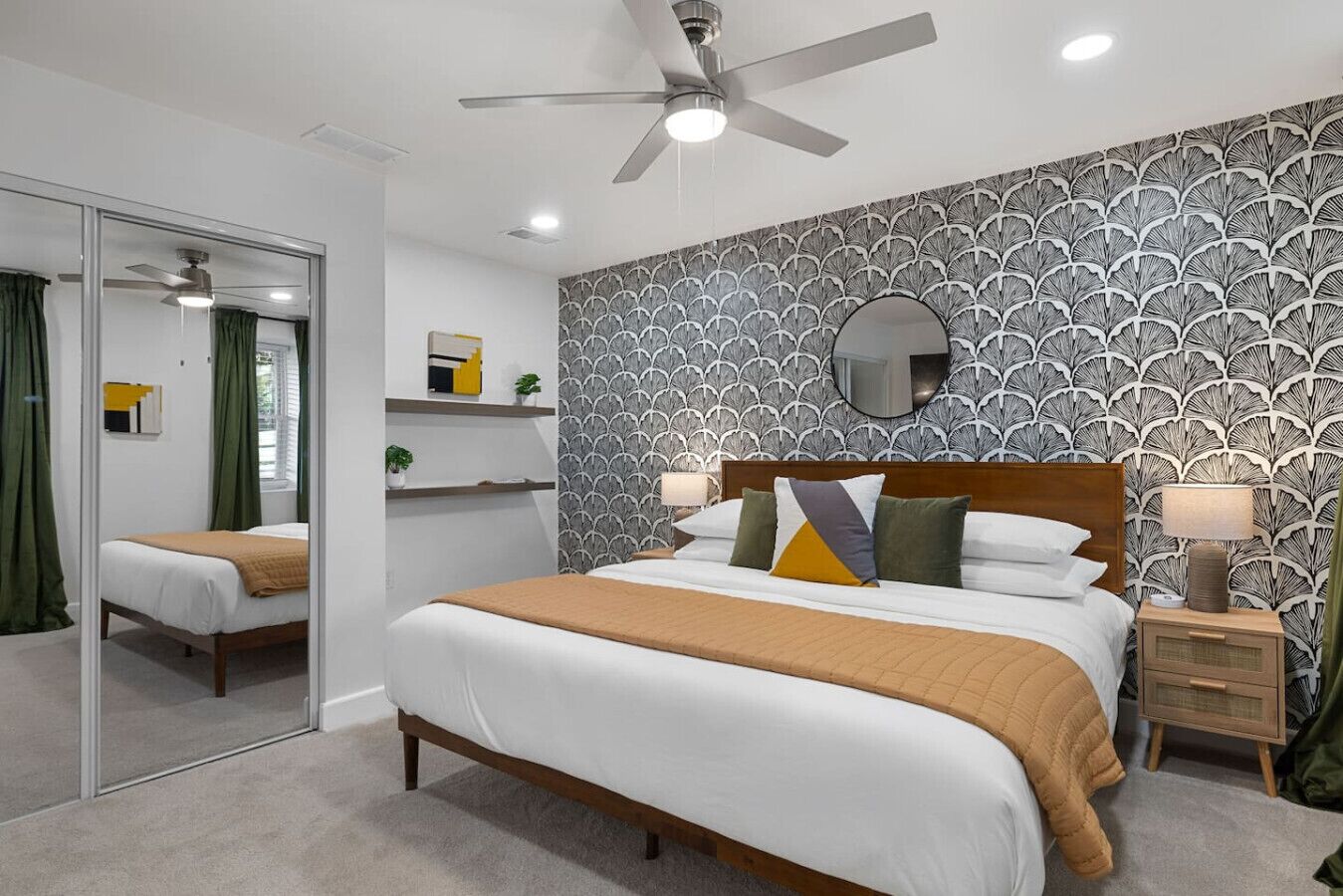 5 chambres, bureau, fer et planche à repasser, lit parapluie