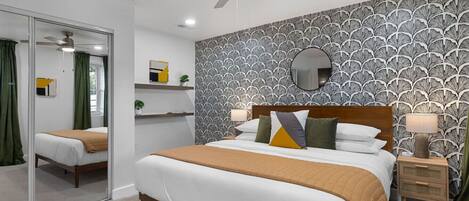 5 chambres, bureau, fer et planche à repasser, lit parapluie