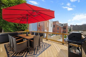Outdoor dining - ★ HostWise Stays ★ Entertainment Haven,  Hot Tub & Family-Friendly (Pittsburgh)