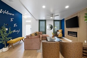 Smart TV, fireplace, stereo - ★ HostWise Stays ★ Entertainment Haven,  Hot Tub & Family-Friendly (Pittsburgh)