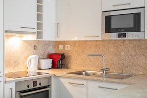 Kühlschrank, Mikrowelle, Ofen, Geschirrspüler